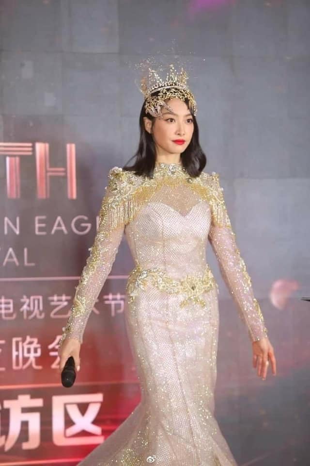 Tống Thiến mặc xấu kinh hoàng, Nữ thần Kim Ưng đẹp mê mẩn Địch Lệ Nhiệt Ba lại xuất hiện rầm rộ - Ảnh 5. Tống Thiến mặc xấu kinh hoàng, Nữ thần Kim Ưng đẹp mê mẩn Địch Lệ Nhiệt Ba lại xuất hiện rầm rộ - Ảnh 5.