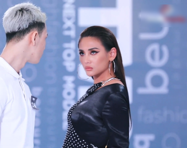 Vietnam's Next Top Model: Lộ diện thí sinh được Nam Trung - Võ Hoàng Yến thiên vị ra mặt dù phải đi catwalk 3 lần vì quá xấu - Ảnh 9. Vietnam's Next Top Model: Lộ diện thí sinh được Nam Trung - Võ Hoàng Yến thiên vị ra mặt dù phải đi catwalk 3 lần vì quá xấu - Ảnh 9.