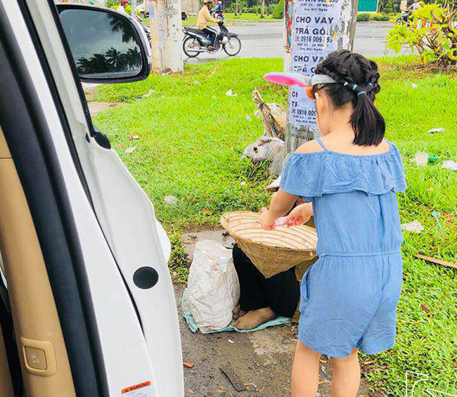 Cậu bé học lớp 1 trong 2 ngày đã kêu gọi hơn 100 triệu đồng ủng hộ miền Trung: Cách bố mẹ dạy dỗ "không phải dạng vừa đâu" - Ảnh 7. Cậu bé học lớp 1 trong 2 ngày đã kêu gọi hơn 100 triệu đồng ủng hộ miền Trung: Cách bố mẹ dạy dỗ "không phải dạng vừa đâu" - Ảnh 7.