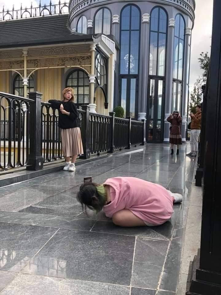 C&ocirc; g&aacute;i kh&ocirc;ng ngại lăn l&ecirc; b&ograve; xo&agrave;i chụp ảnh cực c&oacute; t&acirc;m cho bạn th&acirc;n v&agrave; c&aacute;i kết "sang chấn t&acirc;m l&yacute;" khi được chụp lại! - Ảnh 1.