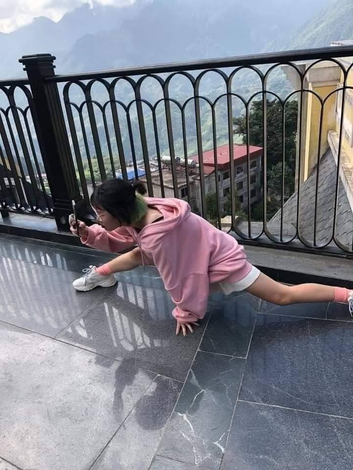 C&ocirc; g&aacute;i kh&ocirc;ng ngại lăn l&ecirc; b&ograve; xo&agrave;i chụp ảnh cực c&oacute; t&acirc;m cho bạn th&acirc;n v&agrave; c&aacute;i kết "sang chấn t&acirc;m l&yacute;" khi được chụp lại! - Ảnh 3.