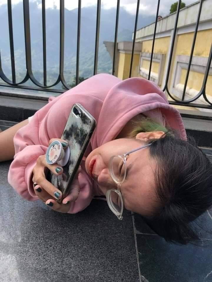 C&ocirc; g&aacute;i kh&ocirc;ng ngại lăn l&ecirc; b&ograve; xo&agrave;i chụp ảnh cực c&oacute; t&acirc;m cho bạn th&acirc;n v&agrave; c&aacute;i kết "sang chấn t&acirc;m l&yacute;" khi được chụp lại! - Ảnh 4.