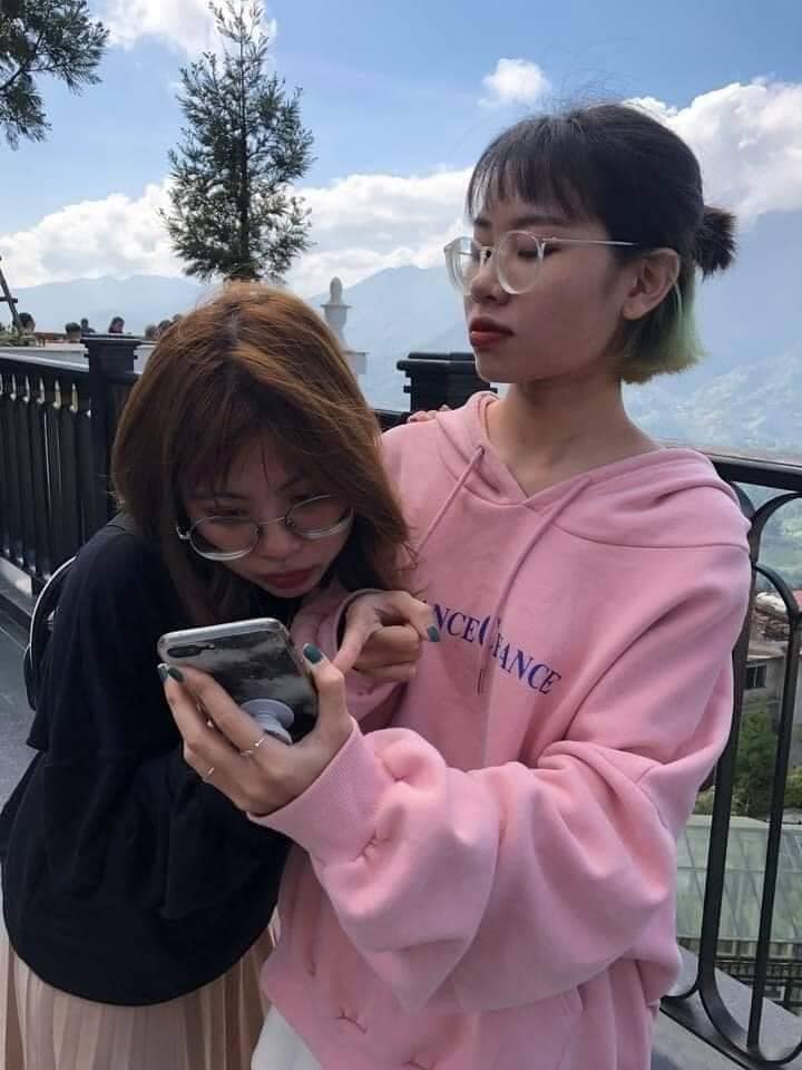 C&ocirc; g&aacute;i kh&ocirc;ng ngại lăn l&ecirc; b&ograve; xo&agrave;i chụp ảnh cực c&oacute; t&acirc;m cho bạn th&acirc;n v&agrave; c&aacute;i kết "sang chấn t&acirc;m l&yacute;" khi được chụp lại! - Ảnh 5.