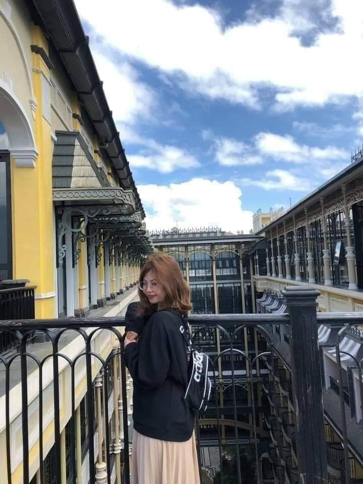 C&ocirc; g&aacute;i kh&ocirc;ng ngại lăn l&ecirc; b&ograve; xo&agrave;i chụp ảnh cực c&oacute; t&acirc;m cho bạn th&acirc;n v&agrave; c&aacute;i kết "sang chấn t&acirc;m l&yacute;" khi được chụp lại! - Ảnh 6.