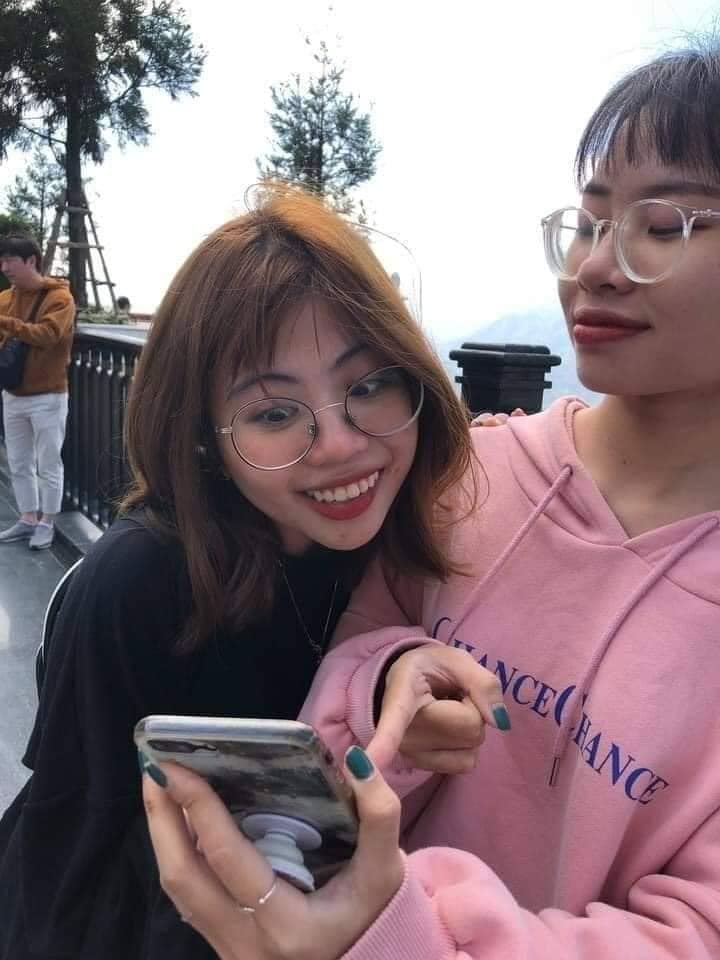 C&ocirc; g&aacute;i kh&ocirc;ng ngại lăn l&ecirc; b&ograve; xo&agrave;i chụp ảnh cực c&oacute; t&acirc;m cho bạn th&acirc;n v&agrave; c&aacute;i kết "sang chấn t&acirc;m l&yacute;" khi được chụp lại! - Ảnh 7.