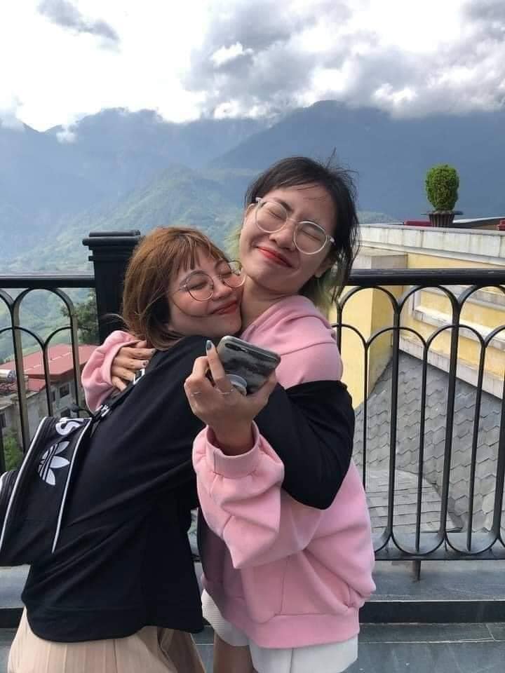 C&ocirc; g&aacute;i kh&ocirc;ng ngại lăn l&ecirc; b&ograve; xo&agrave;i chụp ảnh cực c&oacute; t&acirc;m cho bạn th&acirc;n v&agrave; c&aacute;i kết "sang chấn t&acirc;m l&yacute;" khi được chụp lại! - Ảnh 9.