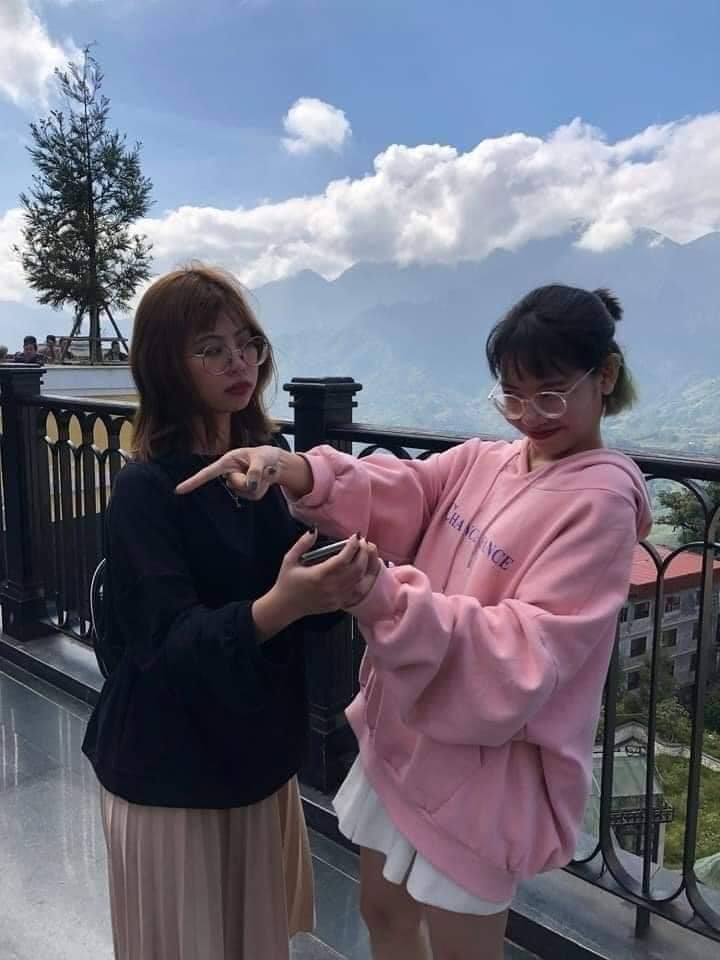 C&ocirc; g&aacute;i kh&ocirc;ng ngại lăn l&ecirc; b&ograve; xo&agrave;i chụp ảnh cực c&oacute; t&acirc;m cho bạn th&acirc;n v&agrave; c&aacute;i kết "sang chấn t&acirc;m l&yacute;" khi được chụp lại! - Ảnh 10.