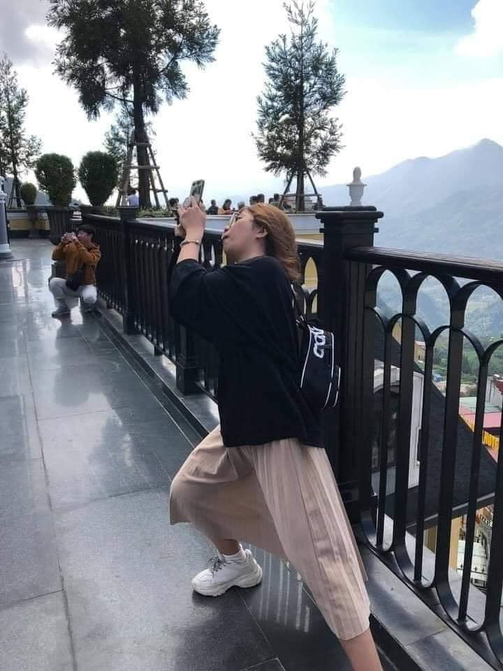 C&ocirc; g&aacute;i kh&ocirc;ng ngại lăn l&ecirc; b&ograve; xo&agrave;i chụp ảnh cực c&oacute; t&acirc;m cho bạn th&acirc;n v&agrave; c&aacute;i kết "sang chấn t&acirc;m l&yacute;" khi được chụp lại! - Ảnh 13.