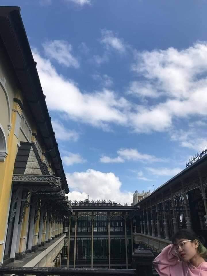 C&ocirc; g&aacute;i kh&ocirc;ng ngại lăn l&ecirc; b&ograve; xo&agrave;i chụp ảnh cực c&oacute; t&acirc;m cho bạn th&acirc;n v&agrave; c&aacute;i kết "sang chấn t&acirc;m l&yacute;" khi được chụp lại! - Ảnh 17.