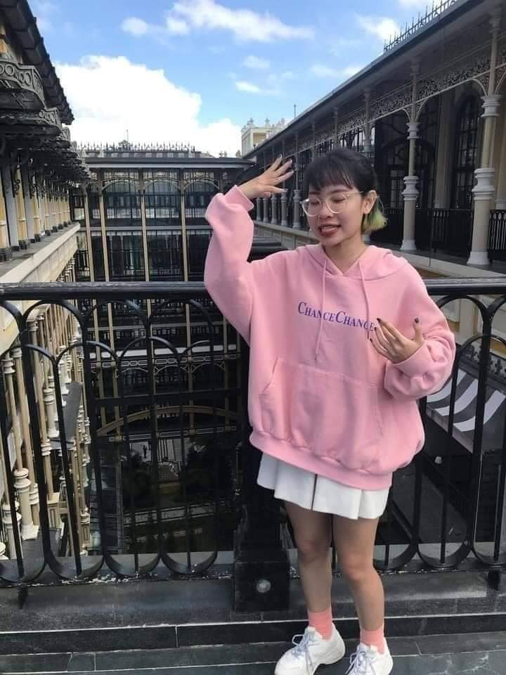 C&ocirc; g&aacute;i kh&ocirc;ng ngại lăn l&ecirc; b&ograve; xo&agrave;i chụp ảnh cực c&oacute; t&acirc;m cho bạn th&acirc;n v&agrave; c&aacute;i kết "sang chấn t&acirc;m l&yacute;" khi được chụp lại! - Ảnh 19.