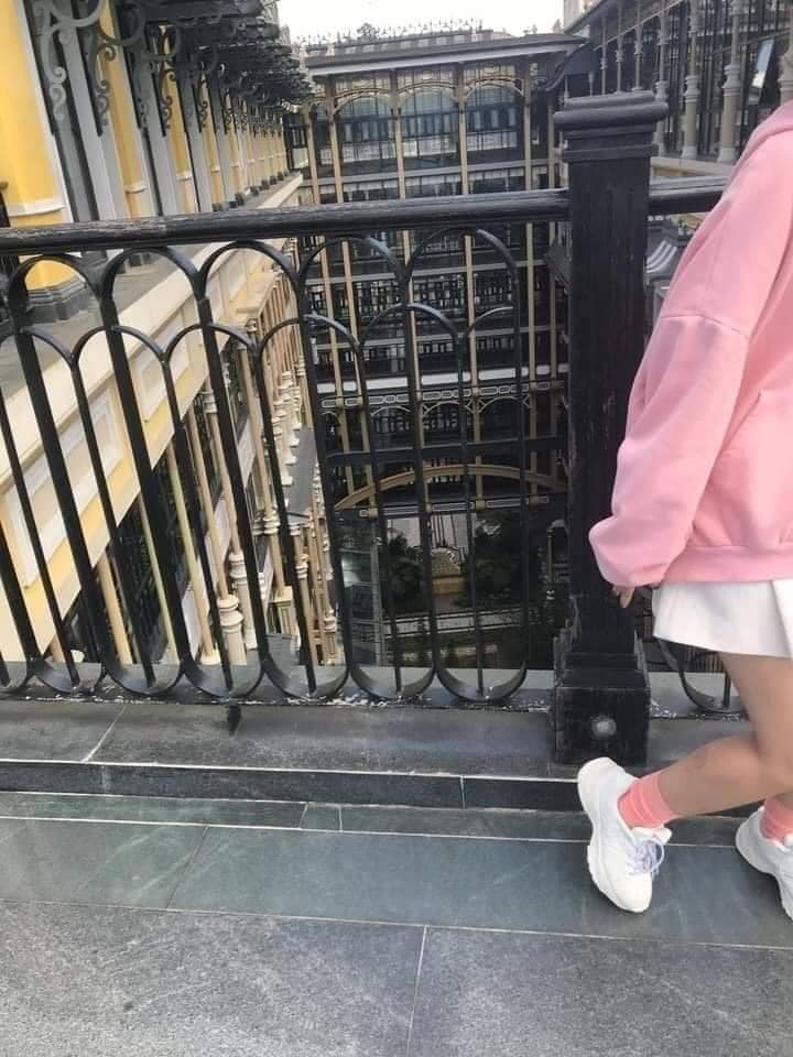 C&ocirc; g&aacute;i kh&ocirc;ng ngại lăn l&ecirc; b&ograve; xo&agrave;i chụp ảnh cực c&oacute; t&acirc;m cho bạn th&acirc;n v&agrave; c&aacute;i kết "sang chấn t&acirc;m l&yacute;" khi được chụp lại! - Ảnh 20.