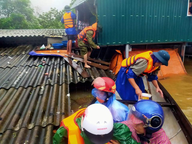 Lũ lịch sử ở Quảng Bình: Hơn 34.000 nhà dân ngập lụt, dân cuống cuồng chạy lũ trong đêm - Ảnh 3. Lũ lịch sử ở Quảng Bình: Hơn 34.000 nhà dân ngập lụt, dân cuống cuồng chạy lũ trong đêm - Ảnh 3.