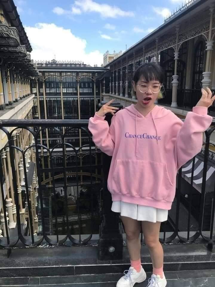 C&ocirc; g&aacute;i kh&ocirc;ng ngại lăn l&ecirc; b&ograve; xo&agrave;i chụp ảnh cực c&oacute; t&acirc;m cho bạn th&acirc;n v&agrave; c&aacute;i kết "sang chấn t&acirc;m l&yacute;" khi được chụp lại! - Ảnh 21.