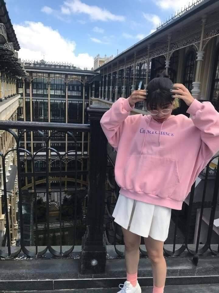 C&ocirc; g&aacute;i kh&ocirc;ng ngại lăn l&ecirc; b&ograve; xo&agrave;i chụp ảnh cực c&oacute; t&acirc;m cho bạn th&acirc;n v&agrave; c&aacute;i kết "sang chấn t&acirc;m l&yacute;" khi được chụp lại! - Ảnh 22.