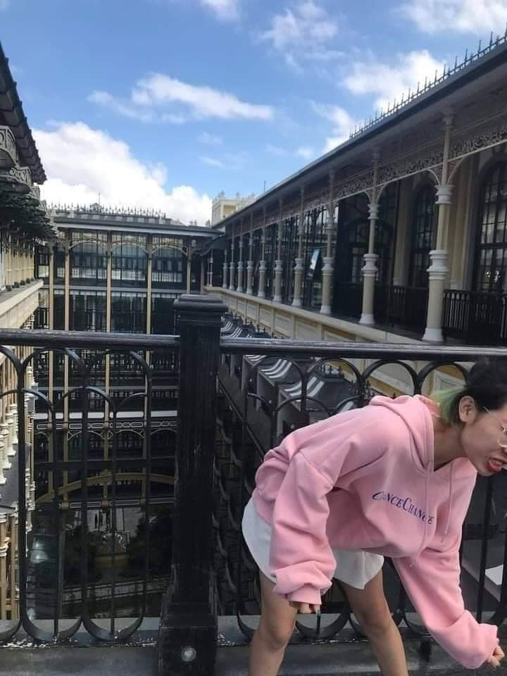 C&ocirc; g&aacute;i kh&ocirc;ng ngại lăn l&ecirc; b&ograve; xo&agrave;i chụp ảnh cực c&oacute; t&acirc;m cho bạn th&acirc;n v&agrave; c&aacute;i kết "sang chấn t&acirc;m l&yacute;" khi được chụp lại! - Ảnh 23.