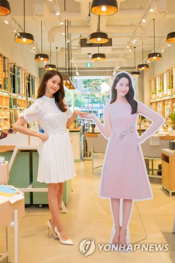 Đứng cạnh bản sao, Yoona tự bóc kéo chân dài quá lố nhưng lại được khen dễ thương siêu cấp - Ảnh 4. Đứng cạnh bản sao, Yoona tự bóc kéo chân dài quá lố nhưng lại được khen dễ thương siêu cấp - Ảnh 4.