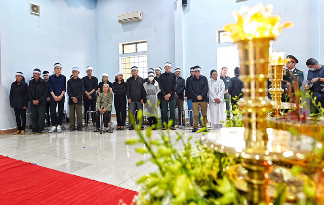 Cả nước tiễn đưa 13 liệt sĩ hy sinh khi đi cứu hộ Rào Trăng 3 - Ảnh 16. Cả nước tiễn đưa 13 liệt sĩ hy sinh khi đi cứu hộ Rào Trăng 3 - Ảnh 16.