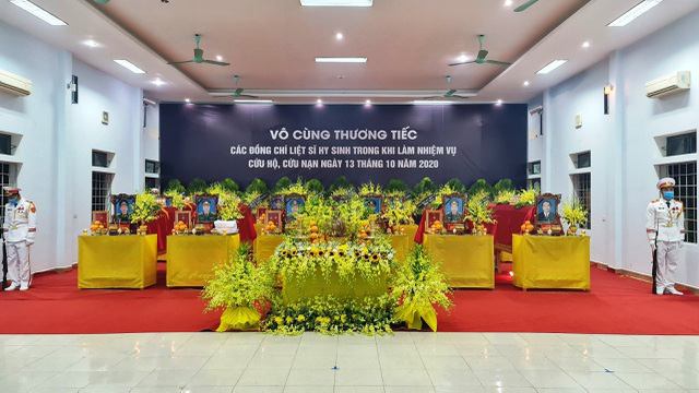 Cả nước tiễn đưa 13 liệt sĩ hy sinh khi đi cứu hộ Rào Trăng 3 - Ảnh 20. Cả nước tiễn đưa 13 liệt sĩ hy sinh khi đi cứu hộ Rào Trăng 3 - Ảnh 20.