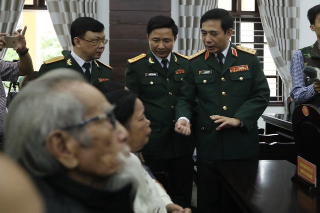 Cả nước tiễn đưa 13 liệt sĩ hy sinh khi đi cứu hộ Rào Trăng 3 - Ảnh 9. Cả nước tiễn đưa 13 liệt sĩ hy sinh khi đi cứu hộ Rào Trăng 3 - Ảnh 9.