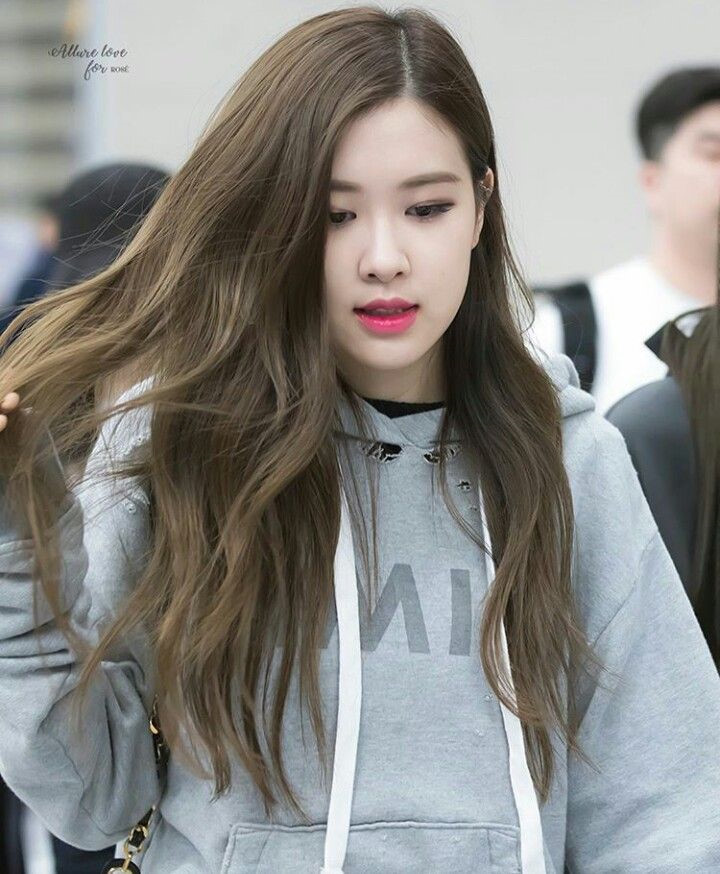 Chuyên gia phân tích, nhược điểm, mặt dài, cằm đưa ra trước, tóc Rose BlackPink: Với bài phân tích về nhược điểm khuôn mặt của Rosé BlackPink, chuyên gia đã chỉ ra rằng mặt dài với cằm đưa ra trước không phải là hạn chế khi cô nàng tạo dáng. Những tấm hình của Rosé với tóc Rose đầy quyến rũ sẽ chứng minh điều này.