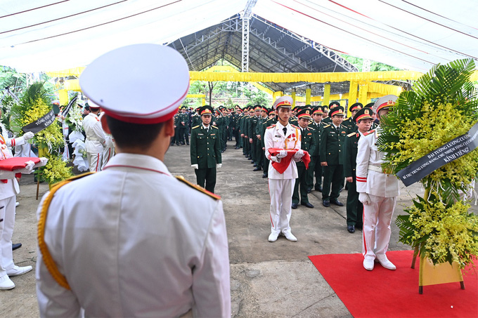 Cả nước tiễn đưa 13 liệt sĩ hy sinh khi đi cứu hộ Rào Trăng 3 - Ảnh 17. Cả nước tiễn đưa 13 liệt sĩ hy sinh khi đi cứu hộ Rào Trăng 3 - Ảnh 17.