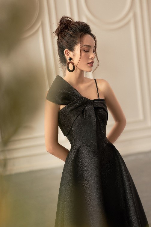Muốn “giật” hết spotlight tiệc tùng cứ phải diện đầm như Quỳnh Lương - Ảnh 3. Muốn “giật” hết spotlight tiệc tùng cứ phải diện đầm như Quỳnh Lương - Ảnh 3.