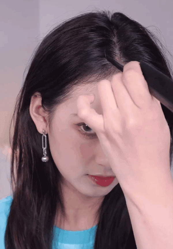 Cách "đổi ngôi" tóc giúp các chị em che mảng hói đầu cực nhanh và hiệu quả - Ảnh 7. Cách "đổi ngôi" tóc giúp các chị em che mảng hói đầu cực nhanh và hiệu quả - Ảnh 7.