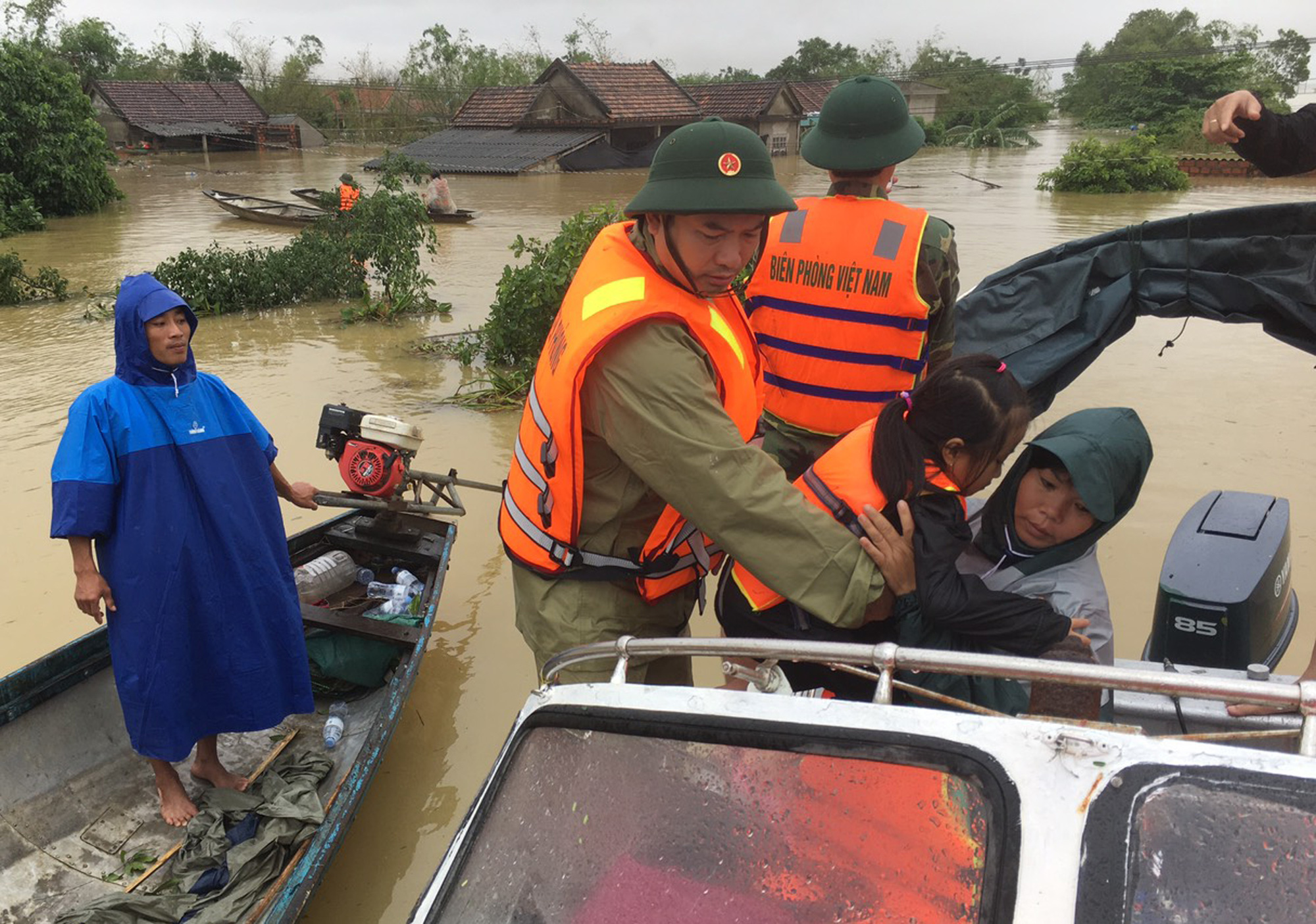 “Đại hồng thủy” nhấn chìm  gần 80.000 nhà dân Quảng Bình, 3 người chết - Ảnh 5.