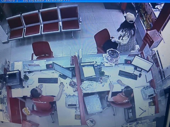 Khởi tố cô gái dọa nổ bom cướp ngân hàng ở TPHCM - Ảnh 1.