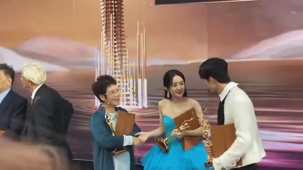 No.1 hot search Weibo: Triệu Lệ Dĩnh đích thực là đàn chị số 1 Cbiz khi liên tục làm điều này cho Vương Nhất Bác - Ảnh 2. No.1 hot search Weibo: Triệu Lệ Dĩnh đích thực là đàn chị số 1 Cbiz khi liên tục làm điều này cho Vương Nhất Bác - Ảnh 2.