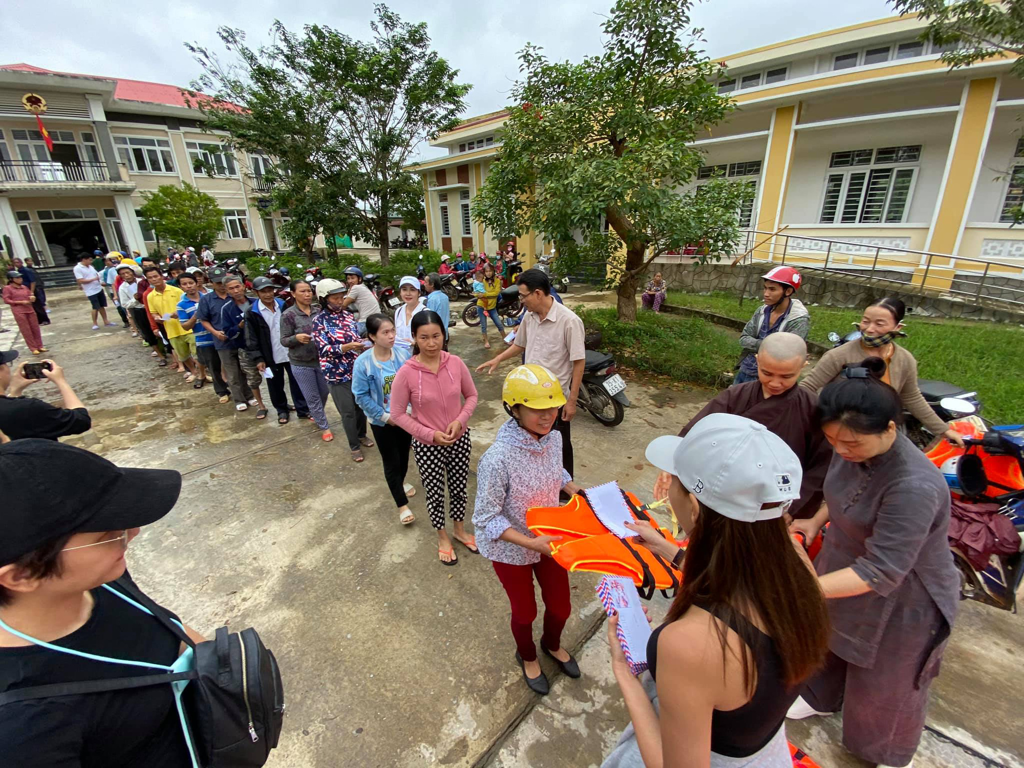 Dàn sao Việt đồng loạt có mặt tại miền Trung: Vợ chồng Lương Thế Thành, Lý Hải đến từng vùng, Hoà Minzy mang hàng trăm phao bơi - Ảnh 5.