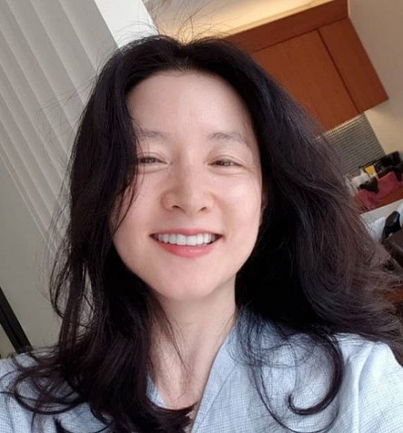 Tự tin khoe mặt mộc tự nhiên ở tuổi 50, nàng “Dae Jang Geum” Lee Young Ae vẫn khiến công chúng ngưỡng mộ nhờ sở hữu làn da mịn màng trắng hồng - Ảnh 2.