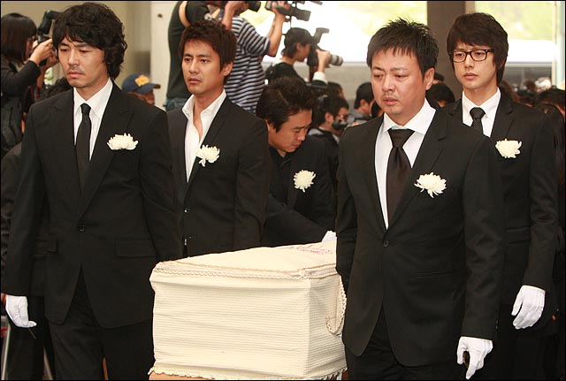 Tưởng niệm 12 năm ngày mất của mỹ nhân &quot;Ước mơ vươn tới một ngôi sao&quot; Choi Jin Sil: Sợi dây cao su định mệnh kết thúc cuộc đời ở tuổi 40 và nỗi đau đớn của người ở lại  - Ảnh 8.