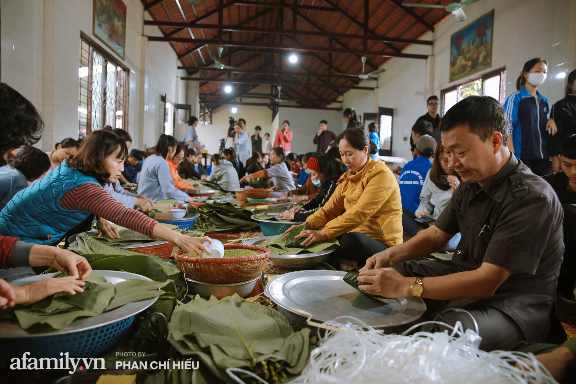 Ngôi chùa ngày đêm sáng đèn làm 7.000 chiếc bánh chưng ủng hộ những người dân vùng rốn lũ miền Trung - Ảnh 1. Ngôi chùa ngày đêm sáng đèn làm 7.000 chiếc bánh chưng ủng hộ những người dân vùng rốn lũ miền Trung - Ảnh 1.