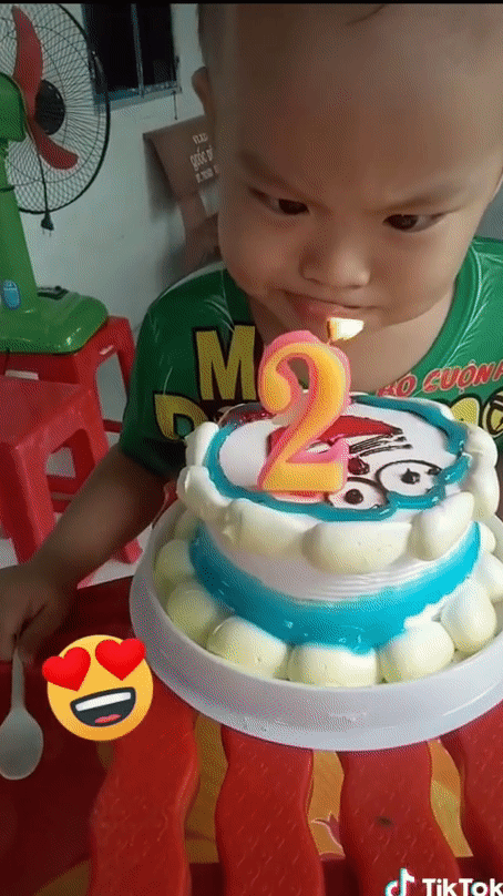Pha thổi nến quá cồng kềnh của bé trai 2 tuổi: Thổi lác cả mắt nến vẫn chưa tắt để ăn bánh sinh nhật - Ảnh 3. Pha thổi nến quá cồng kềnh của bé trai 2 tuổi: Thổi lác cả mắt nến vẫn chưa tắt để ăn bánh sinh nhật - Ảnh 3.