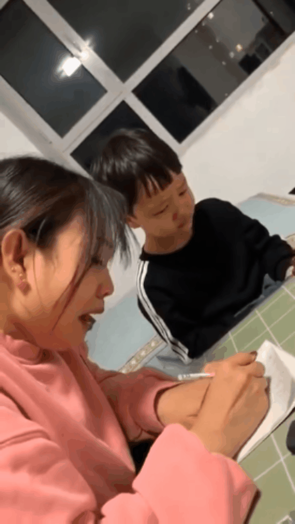 Người mẹ bật khóc vì con không viết được chữ khiến hội phụ huynh gật gù đồng cảm: Nỗi khổ không của riêng ai lúc này - Ảnh 1. Người mẹ bật khóc vì con không viết được chữ khiến hội phụ huynh gật gù đồng cảm: Nỗi khổ không của riêng ai lúc này - Ảnh 1.