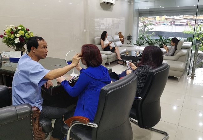 Làm mẫu cho spa tân trang vòng 1, cô gái trẻ ngậm đắng - Ảnh 2. Làm mẫu cho spa tân trang vòng 1, cô gái trẻ ngậm đắng - Ảnh 2.
