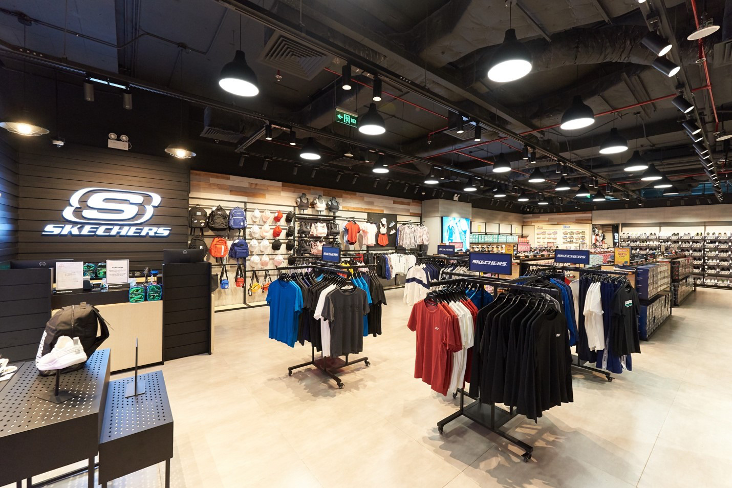 Khai trương store bậc nhất Việt Nam, Skechers tung ưu đãi lên đến 50% - Ảnh 1.