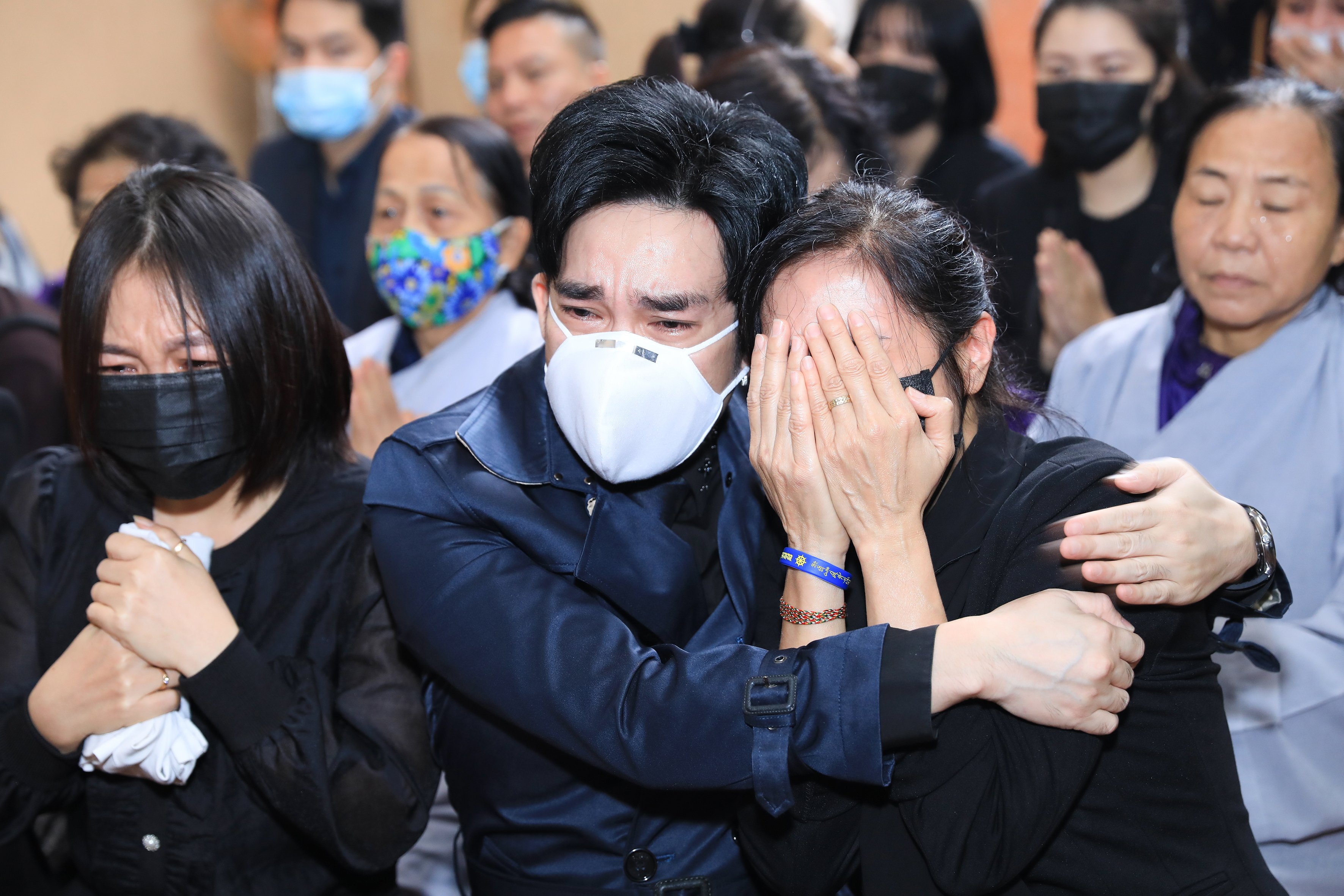 Quang Hà bật khóc nức nở trong đám tang anh trai ruột