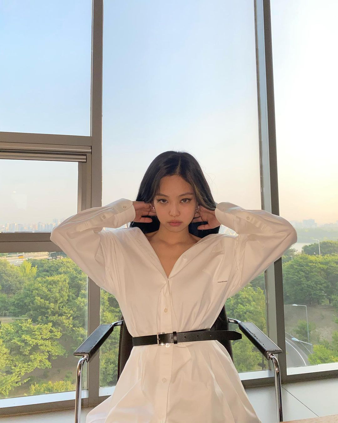 Đụng hàng với Jennie, idol xấu nhất lịch sử JooE sợ hở diện thêm phụ tùng sến và kém sang hơn hẳn - Ảnh 1.