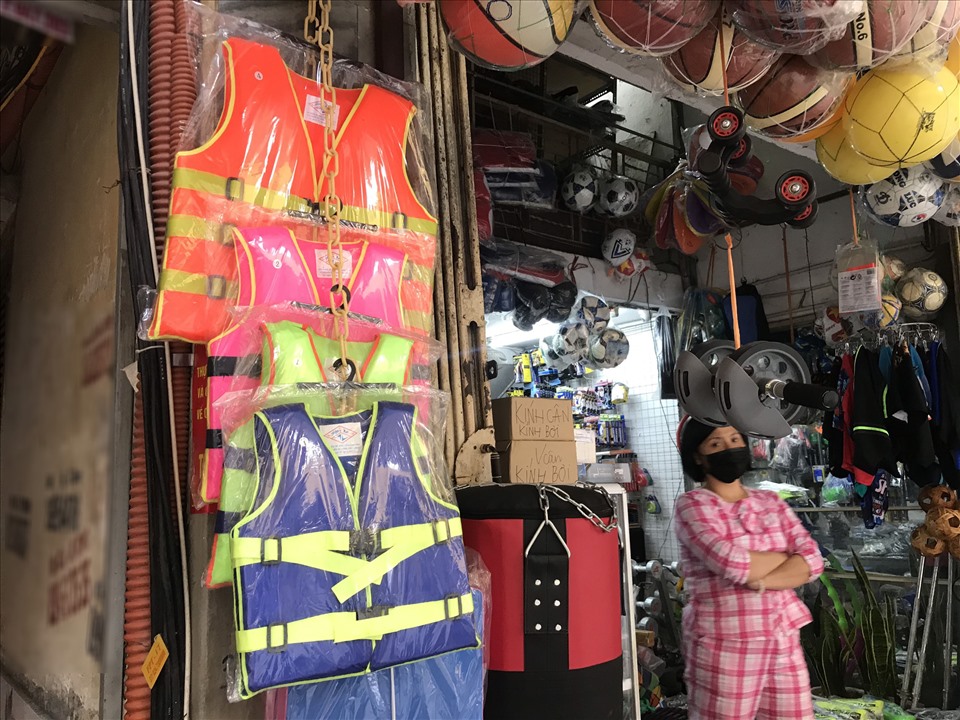 Hà Nội: Áo phao cứu sinh "cháy hàng", khách muốn đặt mua số lượng lớn vẫn phải "xếp hàng" đợi vài ngày - Ảnh 2. Hà Nội: Áo phao cứu sinh "cháy hàng", khách muốn đặt mua số lượng lớn vẫn phải "xếp hàng" đợi vài ngày - Ảnh 2.