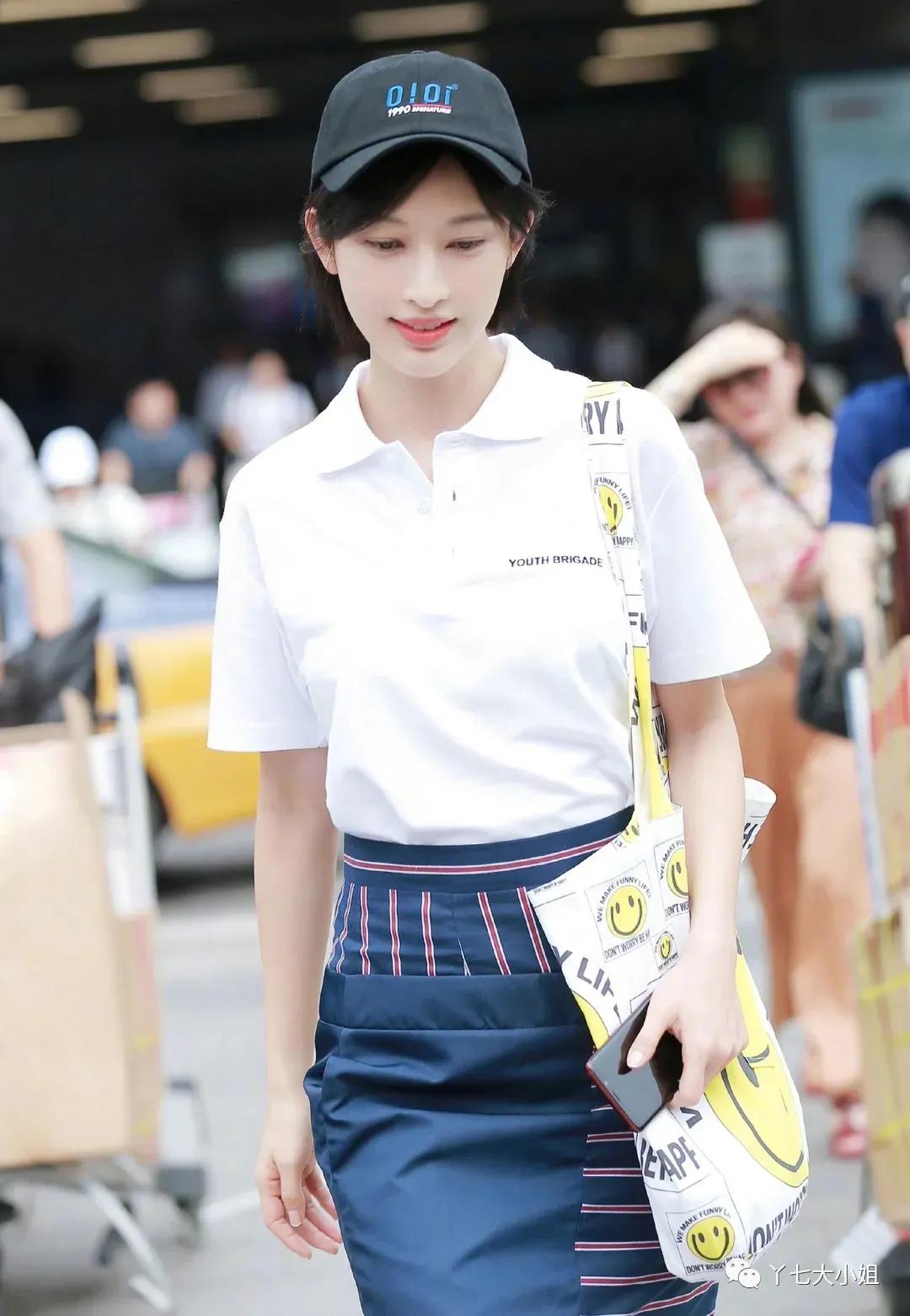 Áo polo vừa trẻ trung lại sang xịn, diện lúc giao mùa là chuẩn bài mặc đẹp cho nàng công sở - Ảnh 5. Áo polo vừa trẻ trung lại sang xịn, diện lúc giao mùa là chuẩn bài mặc đẹp cho nàng công sở - Ảnh 5.