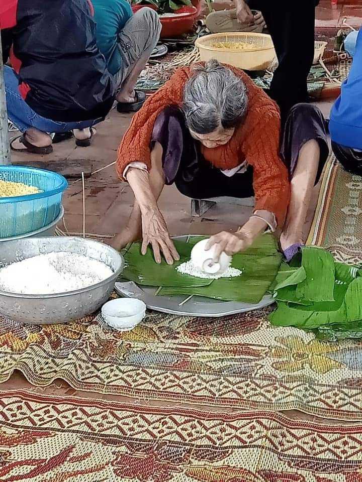 X&uacute;c động h&igrave;nh ảnh những cụ b&agrave; c&ograve;ng lưng b&ecirc; m&igrave; g&oacute;i, quần &aacute;o, g&oacute;i b&aacute;nh chưng gửi ra miền Trung với lời nhắn: Cho mẹ gửi ch&uacute;t t&igrave;nh thương với đồng b&agrave;o m&igrave;nh! - Ảnh 3.