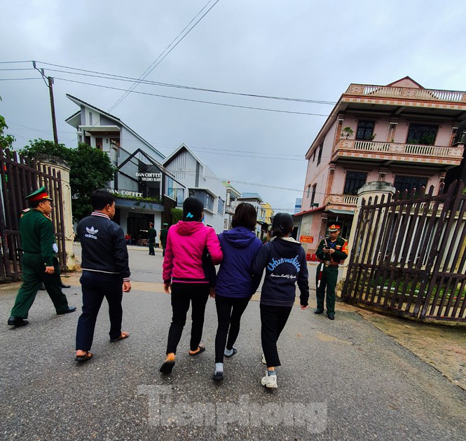 'Ngủ đi con, ngày mốt quê mình hết bão, cha mẹ đưa con về nhà' - Ảnh 2.