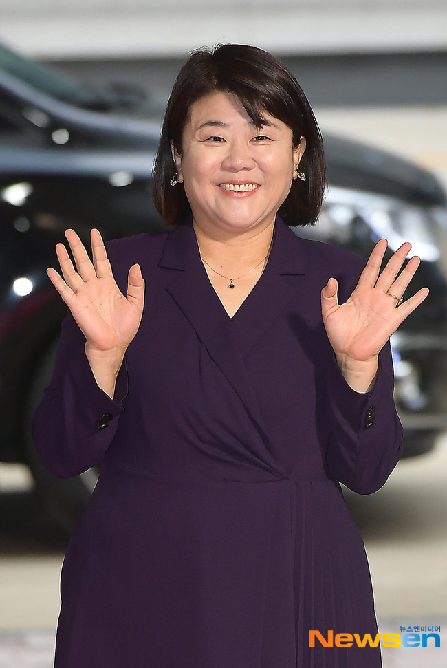 Dàn sao Hàn Quốc hội ngộ trên thảm đỏ Buil Film Awards 2020: &quot;Tình cũ Song Hye Kyo&quot; Lee Byung Hun vẫn phong độ ở tuổi 50, Seo Ye Ji khoe vòng 1 căng đầy - Ảnh 2.