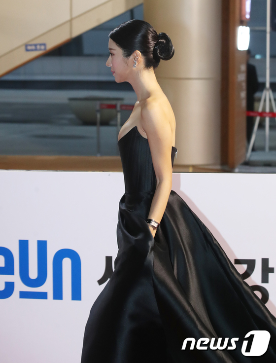Dàn sao Hàn Quốc hội ngộ trên thảm đỏ Buil Film Awards 2020: &quot;Tình cũ Song Hye Kyo&quot; Lee Byung Hun vẫn phong độ ở tuổi 50, Seo Ye Ji khoe vòng 1 căng đầy - Ảnh 8.