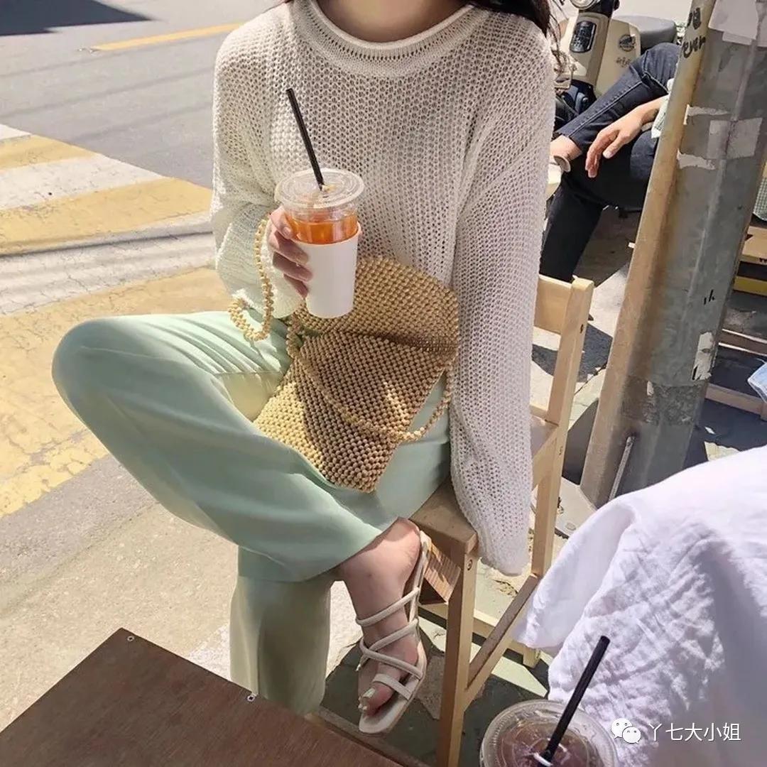 Sandal gót thô xứng đáng là kiểu đáng sắm nhất của nàng công sở, muốn ăn diện vừa sang vừa thoải mái thì bạn phải sắm ngay - Ảnh 1. Sandal gót thô xứng đáng là kiểu đáng sắm nhất của nàng công sở, muốn ăn diện vừa sang vừa thoải mái thì bạn phải sắm ngay - Ảnh 1.