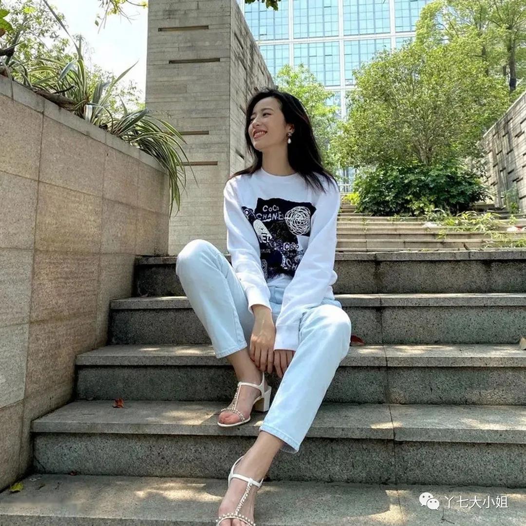 Sandal gót thô xứng đáng là kiểu đáng sắm nhất của nàng công sở, muốn ăn diện vừa sang vừa thoải mái thì bạn phải sắm ngay - Ảnh 2. Sandal gót thô xứng đáng là kiểu đáng sắm nhất của nàng công sở, muốn ăn diện vừa sang vừa thoải mái thì bạn phải sắm ngay - Ảnh 2.