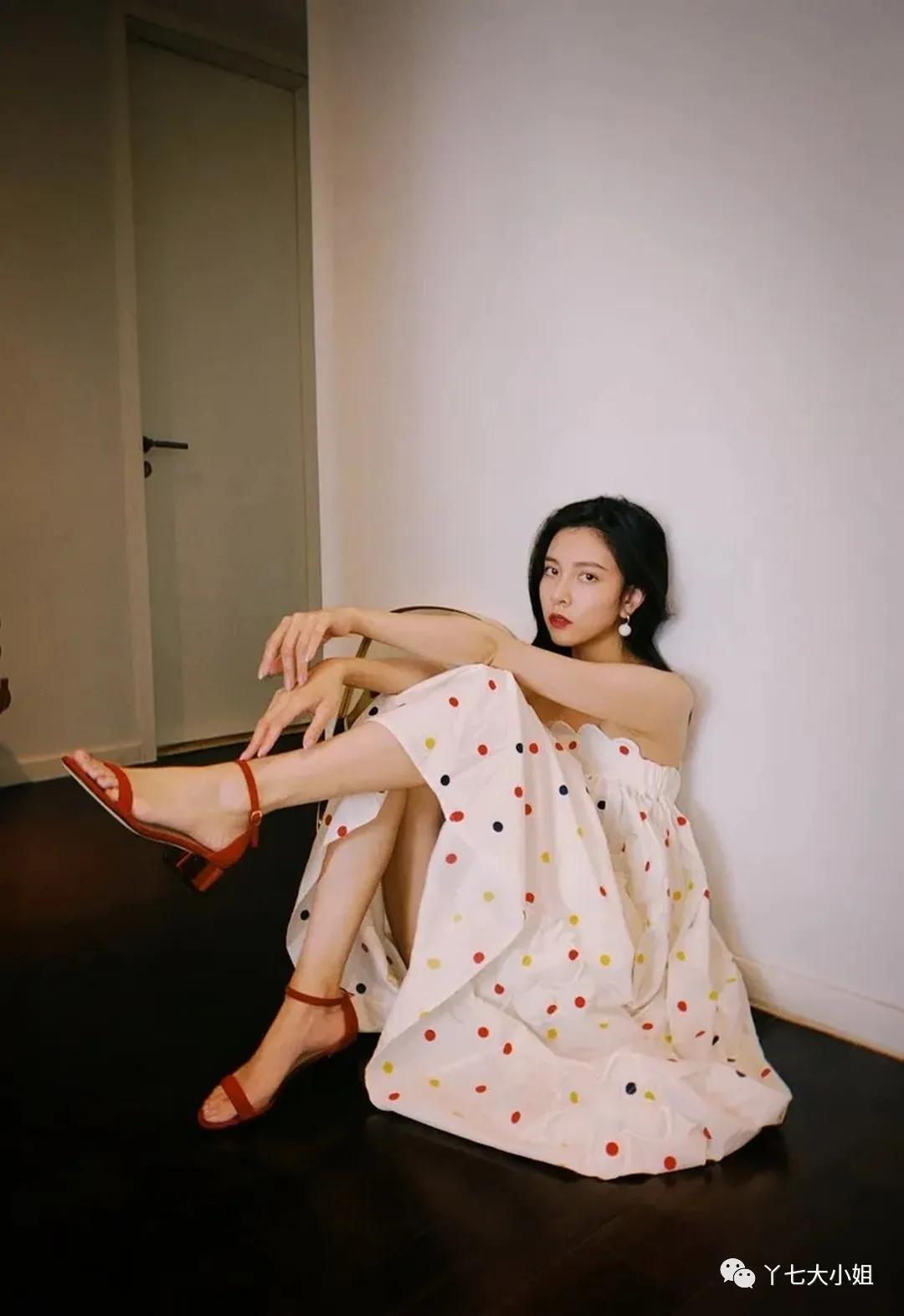 Sandal gót thô xứng đáng là kiểu đáng sắm nhất của nàng công sở, muốn ăn diện vừa sang vừa thoải mái thì bạn phải sắm ngay - Ảnh 4. Sandal gót thô xứng đáng là kiểu đáng sắm nhất của nàng công sở, muốn ăn diện vừa sang vừa thoải mái thì bạn phải sắm ngay - Ảnh 4.
