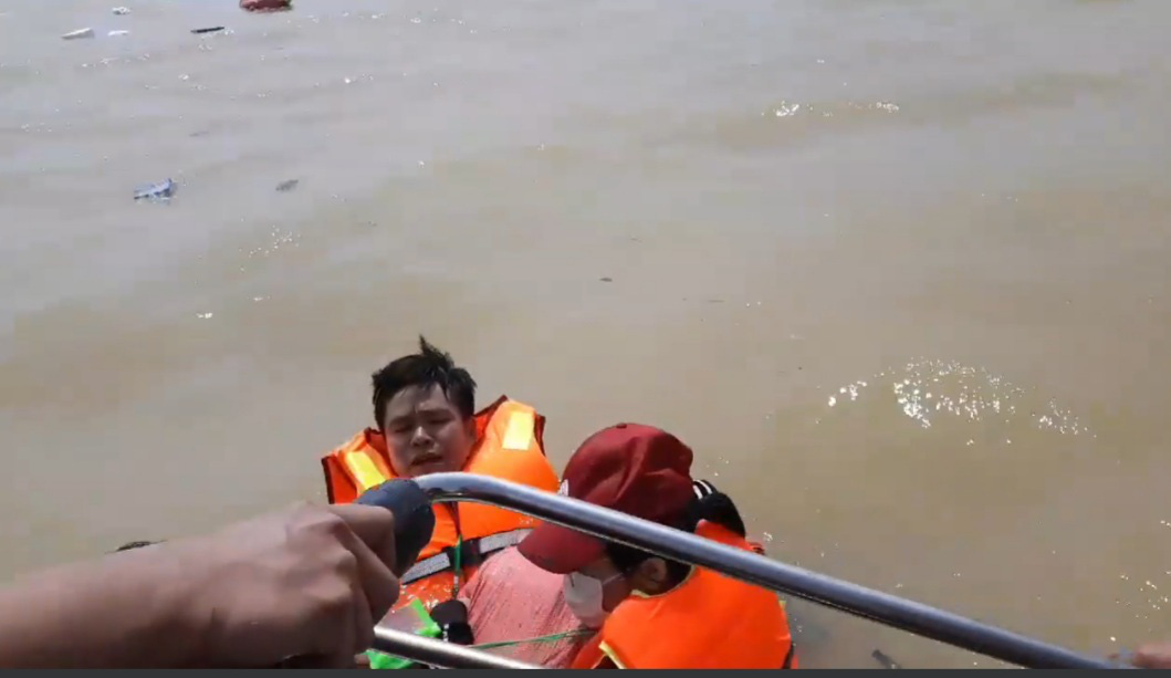 Quảng Bình: Đoàn cứu trợ 6 người bị lật thuyền rơi xuống dòng lũ dữ - Ảnh 1.